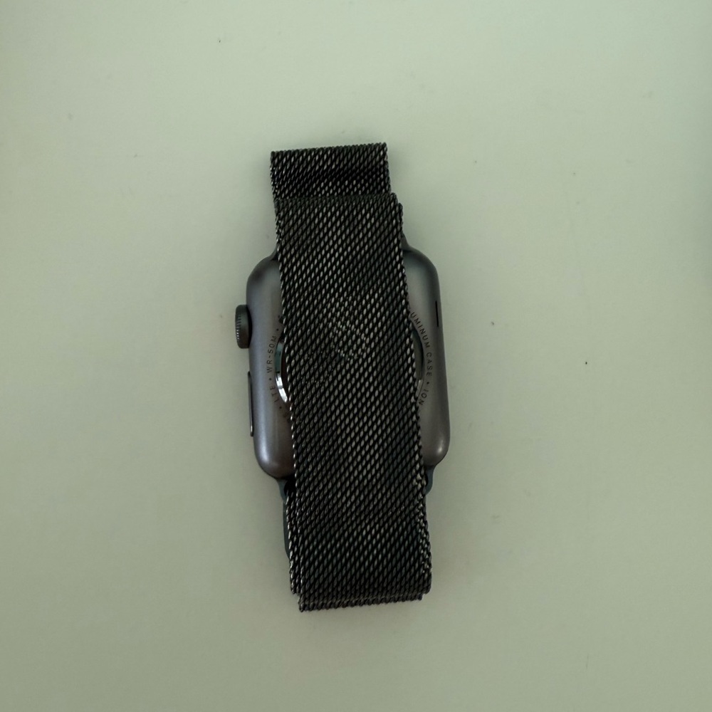 Black Apple Watch 3rd series with Metallic Band - Picture 2 of 5